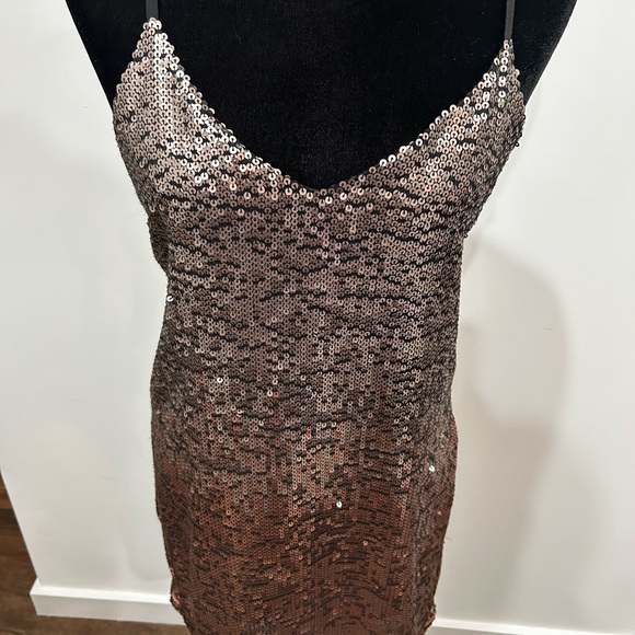 Rose gold sequin mini dress - Picture 2 of 5